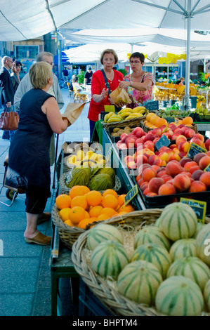 Perpignan, Frankreich - Frauen Einkaufen bei öffentlichen Markt für Bio-Lebensmittel in Old Town Center, Stockfoto