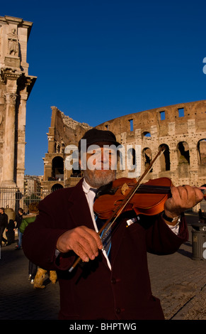 Lokale Mann Geigenspiel berühmte Kolosseum in Rom Italien Wahrzeichen Denkmal in Europa Stockfoto