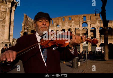 Lokale Mann Geigenspiel berühmte Kolosseum in Rom Italien Wahrzeichen Denkmal in Europa Stockfoto