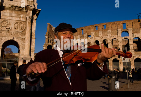 Lokale Mann Geigenspiel berühmte Kolosseum in Rom Italien Wahrzeichen Denkmal in Europa Stockfoto