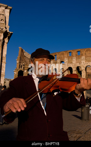 Lokale Mann Geigenspiel berühmte Kolosseum in Rom Italien Wahrzeichen Denkmal in Europa Stockfoto