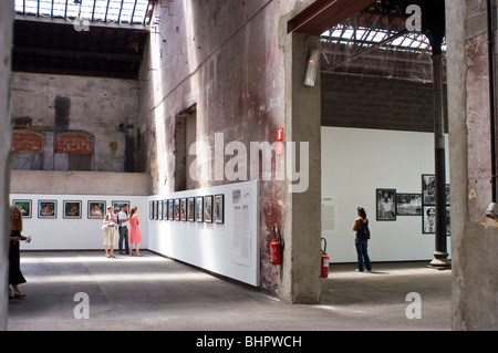 Arles, Frankreich - Tourisis Visitiong innen Art Gallery Foto Festival, "Recontresklub Arles" Stockfoto