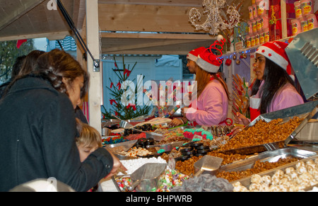 Paris, Frankreich, Weihnachtseinkäufe, Essen, Frauen auf dem traditionellen Weihnachtsmarkt, „Avenue Champs-Elysees“ Weihnachten in Paris Stockfoto