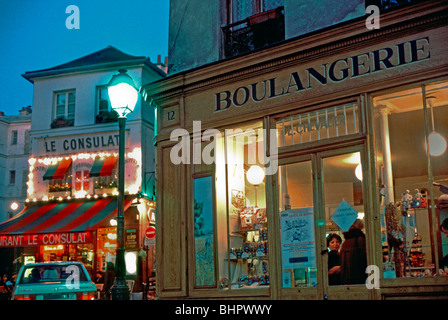 Frankreich, Paris, Old French Bakery Shop Front, Boulangerie Patisserie Exterieur, Montmartre, Straßenlaternen Viertel, kleine Schaufensterfenster in Nacht Vintage Paris Fenster, Gebäude Stockfoto