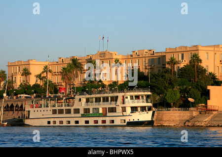 Ein Blick auf den Sonnenuntergang von der old Winter Palace Hotel aus dem Nil in Luxor, Ägypten Stockfoto