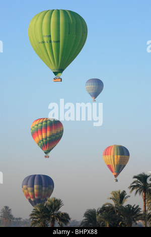 Ballonfahrt über dem Westufer des Nil in Luxor, Ägypten Stockfoto