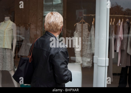 Paris, Frankreich, Shopping, Luxusgeschäfte auf der Avenue Montaigne, Woman Shopper, Schaufenster, Fashion Store. Hinter, Ledermantel [hinten] Stockfoto