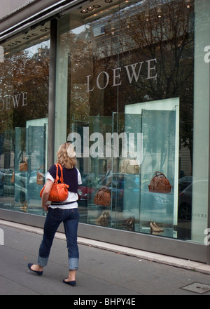 Paris, Frankreich, Loewe Luxury Shop, Frontscheibe mit Schild, auf der Avenue Montaigne, Frau, die weggeht, hinten, Shopper Stockfoto