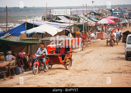 Ein Mann fährt ein Tuk Tuk in einem ländlichen Dorf außerhalb von Phnom Penh Kambodscha Stockfoto