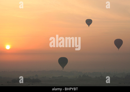 Ballonfahrt über dem Westufer des Nil in Luxor, Ägypten Stockfoto
