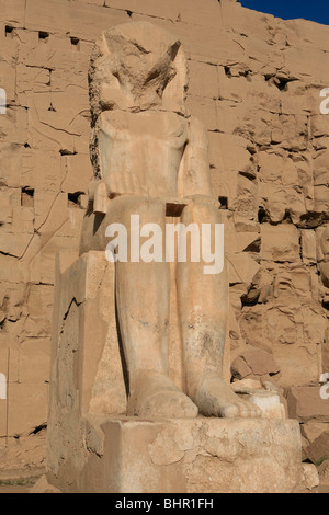 Koloss von Königin Hatschepsut am 8. Pylon der Karnak-Tempel in Luxor, Ägypten Stockfoto