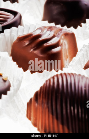 Auswahl an leckeren dunklen belgischen Pralinen Stockfoto