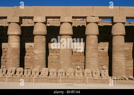 Widderköpfige Sphingen am großen Vorplatz von Karnak-Tempel in Luxor, Ägypten Stockfoto