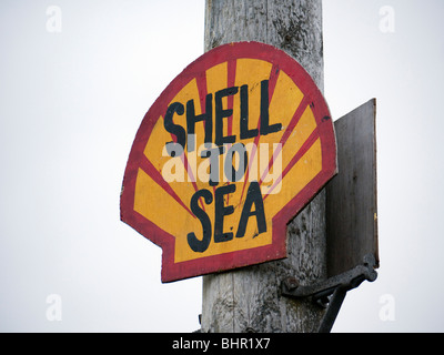 Protest-Schild errichtet von Kampagnengruppen, die gegen das Corrib Erdgas-Projekt von Royal Dutch Shell in County Mayo, Irland Stockfoto