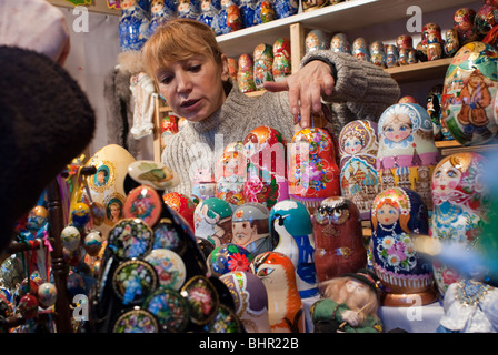 Paris, Frankreich, Weihnachtseinkäufe, Frauen verkaufen russische Puppen auf dem traditionellen Weihnachtsmarkt, farbenfrohe Weihnachten in Paris Stockfoto