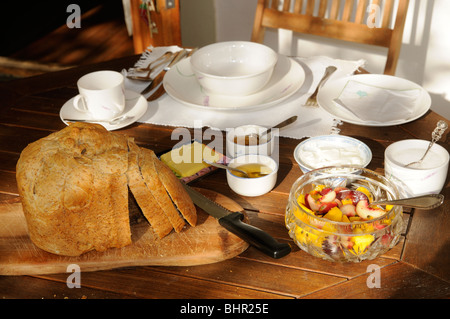 frisch gebackenes Brot am Frühstückstisch Stockfoto