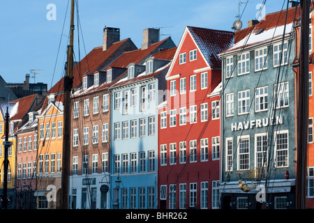 Winter-Blick von Altbauten im berühmten Viertel Nyhavn Harbour in Kopenhagen Dänemark Stockfoto