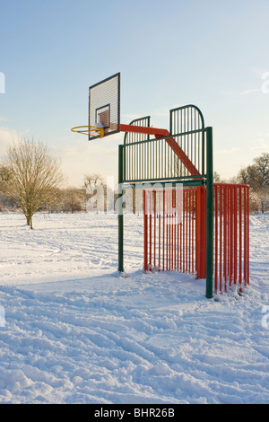 Basketballfeld im Freien mit Schnee bedeckt Stockfoto