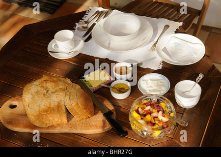 frisch gebackenes Brot Brown am Frühstückstisch Stockfoto