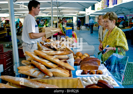 Perpignan, Frankreich - Aktivitäten für Senioren, Paar beim Brotkauf, Einkaufen auf dem öffentlichen Markt für Bio-Lebensmittel in der Altstadt, französische Bäckerei, Straßenverkäufer, Rentner, Lebensmittelpreise Stockfoto