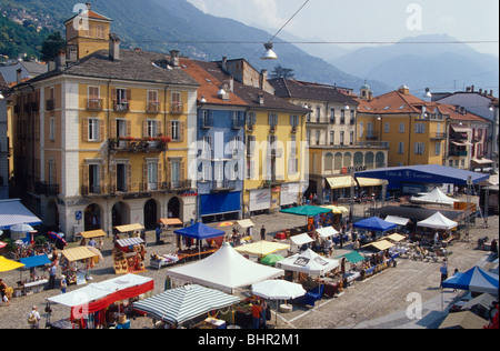 Markt auf der Piazza Grande in Locarno Stockfoto