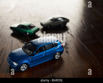 Spielzeugautos auf einem Holzboden Auto Spielzeug spielen Stockfoto