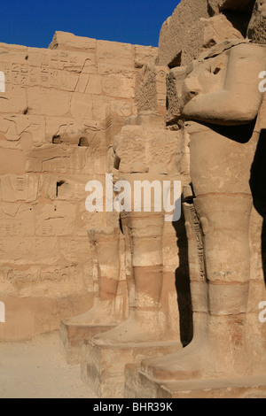 Osiride Statuen im Tempel von Ramses III im Tempel von Karnak in Luxor, Ägypten Stockfoto