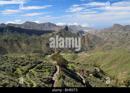Blick Richtung Roque Bentayga in der Nähe von Tejeda aus Ridge Wanderweg in der Nähe von Cruz de Tejeda (1500m) auf Gran Canaria. Stockfoto