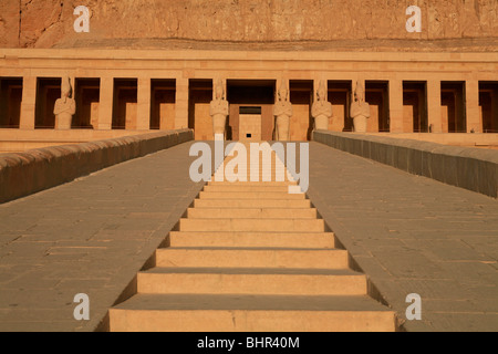 Rampe auf das obere Gericht der Leichenhalle Tempel der Königin Hatshepsut in Deir el Bahari in der Nähe von Luxor, Ägypten Stockfoto