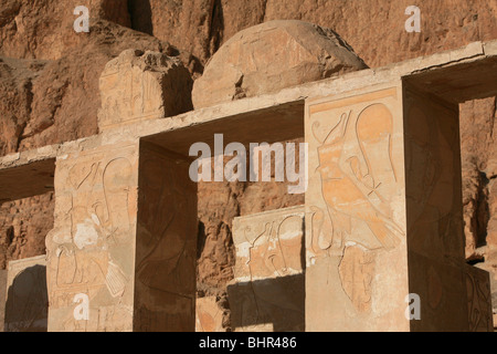 Horus auf einer Säule aus der Hathor-Kapelle der Leichenhalle Tempel der Königin Hatshepsut in Deir el-Bahri in der Nähe von Luxor, Ägypten Stockfoto