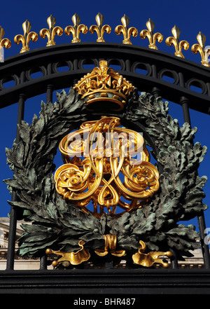 Crest außerhalb der Buckingham Palace in London England Stockfoto