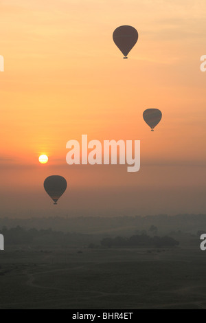 Ballonfahrt über dem Westufer des Nil in Luxor, Ägypten Stockfoto