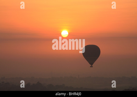 Ballonfahrt über dem Westufer des Nil in Luxor, Ägypten Stockfoto