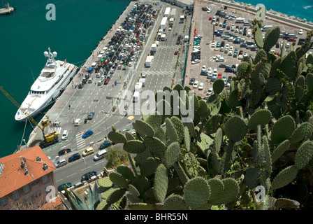 Blick auf Nizza Fähre anreisen aus Korsika in den Hafen Lympia. Vom Castle Hill, Nizza, Frankreich gesehen Stockfoto