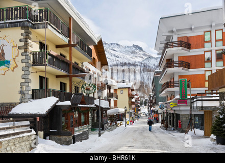 Main Street im Zentrum des Resort, Cervinia, Aostatal, Italien Stockfoto