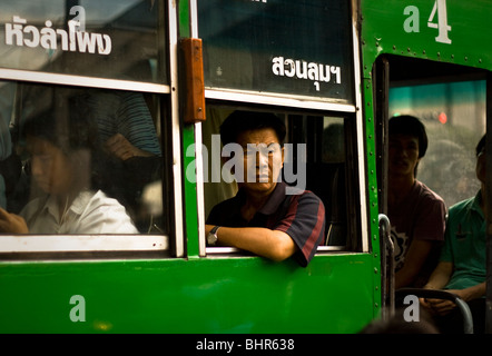 Abend s sieht von der Bus-Fenster im dichten Verkehr in Bangkok, Thailand Stockfoto