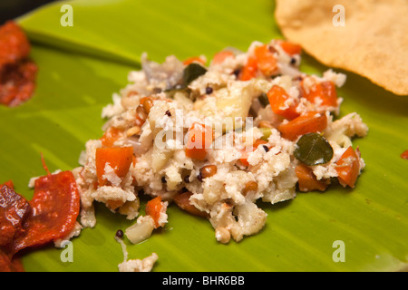 Indien, Kerala, Munnar, Lebensmittel, frische Cocounut-Chutney mit Thali Mahlzeit auf Bananenblatt serviert Stockfoto