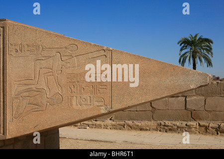 Tipp von einem gefallenen rosa Granitobelisk, ursprünglich errichtet durch Königin Hatshepsut am Karnak-Tempel in Luxor, Ägypten Stockfoto