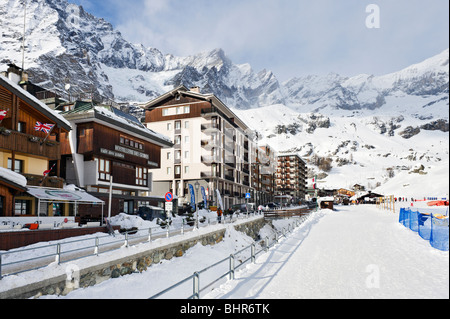 Hotels am unteren Rand der Piste im Zentrum des Resort, Cervinia, Aostatal, Italien Stockfoto