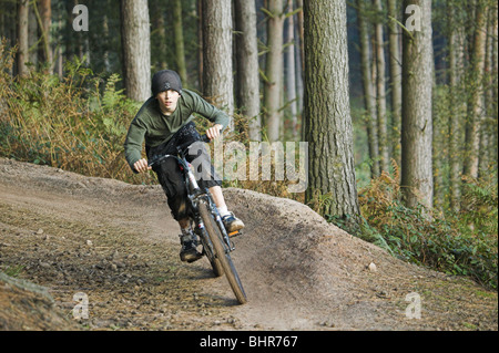 Junge auf Fahrrad Spaß im Wald Stockfoto