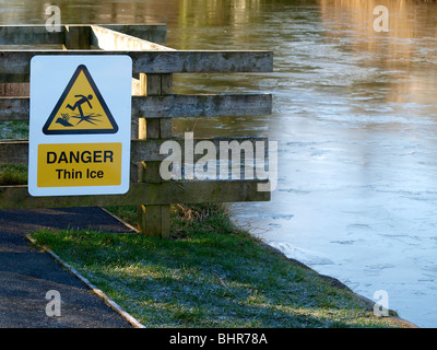 Dünnem Eis Gefahrenzeichen neben einem zugefrorenen Kanal, Bude, Cornwall, UK Stockfoto