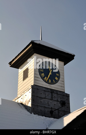 Uhr an Coventry Kanal-Becken mit Schnee, England, UK Stockfoto