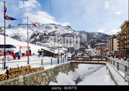 Stream am Fuße der Pisten im Zentrum des Resort, Cervinia, Aostatal, Italien Stockfoto