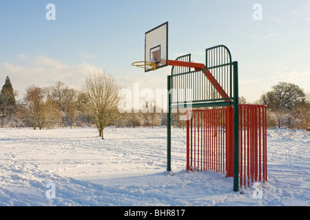 Basketballfeld im Freien mit Schnee bedeckt Stockfoto