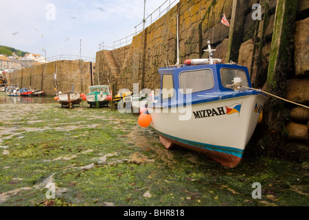 Boote bei Ebbe in Mousehole harbour Stockfoto