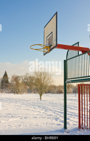 Basketballfeld im Freien mit Schnee bedeckt Stockfoto