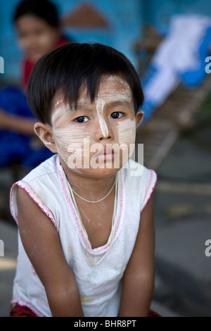 Birma Mädchen mit traditionellen Sonnencreme (Thanakha). Mandalay. Myanmar Stockfoto