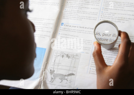 Ein Mädchen verwendet eine Low Vision Hilfe in der Schule in Kamerun, Afrika Stockfoto