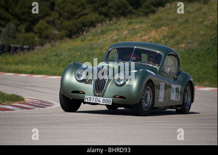 Grün-1954 Jaguar XK 120 Coupé Auto Teilnahme an einer Kundgebung in Spanien Stockfoto