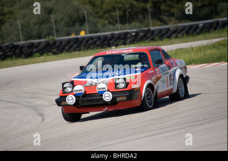 Rote Triumph TR8 ex funktioniert Autorennen in einem Oldtimer-Rallye in Spanien. Stockfoto